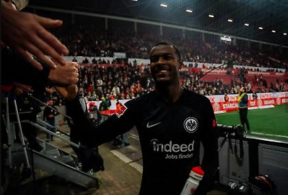 Μένει ελεύθερος από την Άιντραχτ Φρανκφούρτης και ο Εντικά