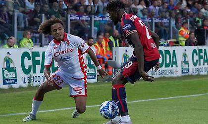 Σκόραρε με τη δεύτερη από την άσπρη βούλα στο 96', σόκαρε την Κάλιαρι και πήρε προβάδισμα η Μπάρι!