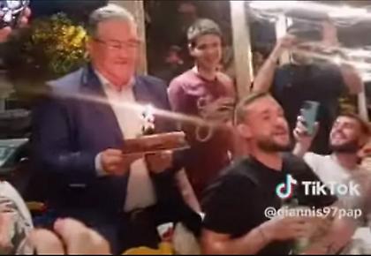 Ο Κουτσούμπας έκανε... έκπληξη σε 26χρονο που είχε γενέθλια κρατώντας την τούρτα