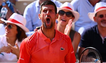 Λύγισε τον λαβωμένο Αλκαράθ και πήρε την πρόκριση στον τελικό του Roland Garros ο Τζόκοβιτς!
