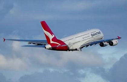 Qantas: Καταργεί «ανδρικές» και «γυναικείες» στολές και επιτρέπει το μακιγιάζ σε άνδρες αεροσυνοδούς