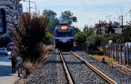 Τρίκαλα: Συνελήφθη… γιαγιά που έκοβε την περίφραξη ασφαλείας των γραμμών του ΟΣΕ