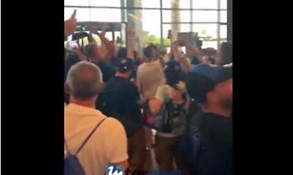 Οπαδοί της Ίντερ περίμεναν την ομάδα στο ξενοδοχείο μετά την τελευταία προπόνηση