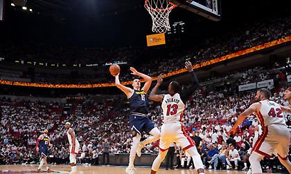 Παρέλασαν στο Μαϊάμι ξανά οι Νάγκετς, αγκαλιά με το πρωτάθλημα