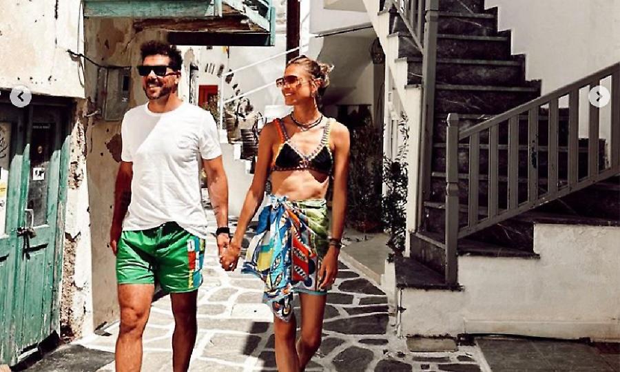 Ενθουσιασμένο το ζεύγος Σιμεόνε σε Μύκονο και Πάρο