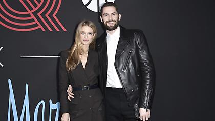 Έγινε πατέρας ο Κέβιν Λοβ με το μοντέλο Κέιτ Μποκ-Πήγε στο Ντένβερ και παίζει στο Game 5