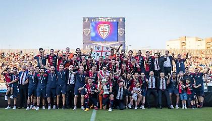 Απίστευτα πράγματα στη φιέστα ανόδου της Κάλιαρι: Κλάπηκε η κούπα από οπαδό!