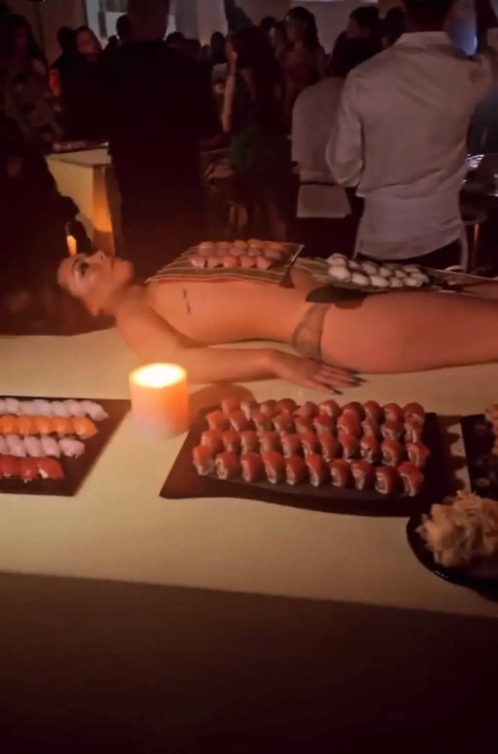 Κάνιε Γουέστ: Σέρβιρε σούσι πάνω σε γυμνές γυναίκες