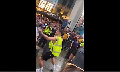 Απίθανος Γκρίλις φόρεσε γιλέκο σεκιούριτι και έδωσε το σύνθημα στους οπαδούς της Σίτι!