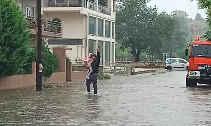 Επιχείρηση της πυροσβεστικής στα Τρίκαλα: Έβγαλε παιδιά από πλημμυρισμένο σχολείο