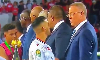 Παίκτης της Ουιντάντ μανούριασε με τον πρόεδρο της ομοσπονδίας του Μαρόκο στην απονομή!