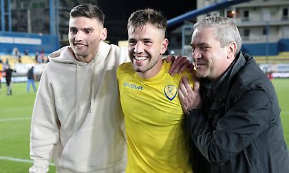 Υπογράφει στη Σερίφ ο Αποστολάκης