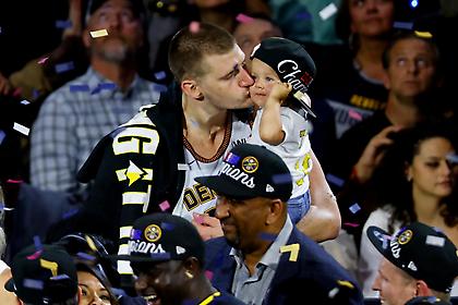 Τα αδέρφια και η κόρη του Γιόκιτς έκλεψαν την παράσταση στη φωτογράφιση με την κούπα