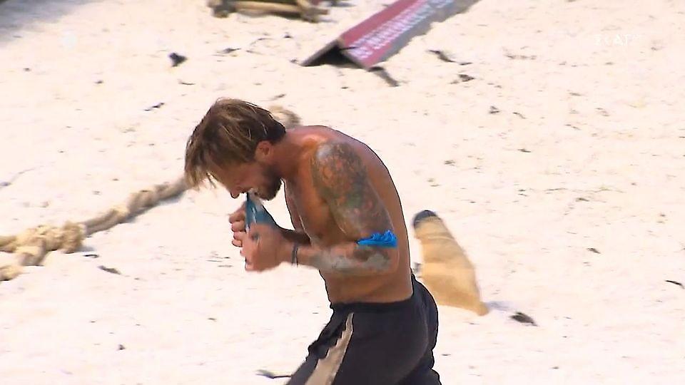 Survivor: Ο Ηλίας έσχισε σακί με τα δόντια του: «Είναι δυνατόν;»