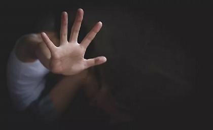 Πατέρας βίαζε 13χρονη, η οποία έμεινε έγκυος και καταδικάστηκε σε φυλάκιση όταν απέβαλε