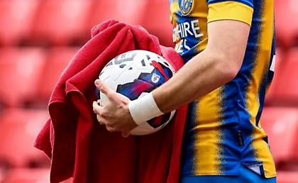 Τέρμα το… σκούπισμα της μπάλας με πετσέτα στην Αγγλία!