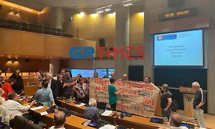 Πήγαν να «πιαστούν» στα χέρια στο Δημοτικό Συμβούλιο Θεσσαλονίκης