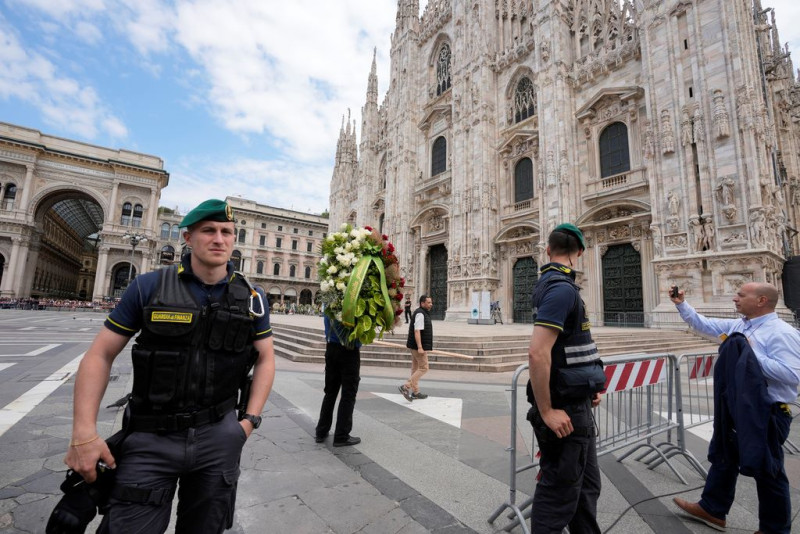 Κηδεία Μπερλουσκόνι: Πλήθος κόσμου στη Duomo για την κηδεία