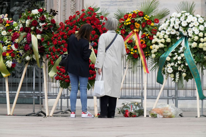 Κηδεία Μπερλουσκόνι: Πλήθος κόσμου στη Duomo για την κηδεία