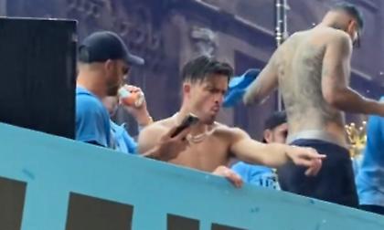 Τι είδε ο Γκρίλις; Ακόμη μία viral στιγμή από τον παίκτη της Σίτι στους πανηγυρισμούς για το τρεμπλ!