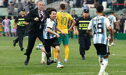 Κινέζος φανατικός θαυμαστής του Μέσι μπούκαρε στο γήπεδο να τον αγκαλιάσει