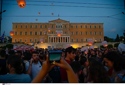 Συλλαλητήριο στο Σύνταγμα: Δεκάδες φαναράκια στον ουρανό για τους νεκρούς του ναυαγίου της Πύλου