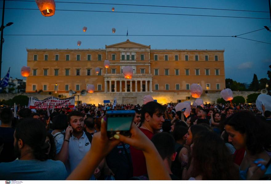 Ναυάγιο Πύλου: Φαναράκια στον ουρανό στο Σύνταγμα