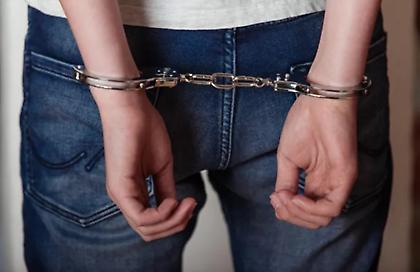 Δύο ανήλικοι απείλησαν με μαχαίρι 18χρονο για να του κλέψουν το κινητό στο Σύνταγμα
