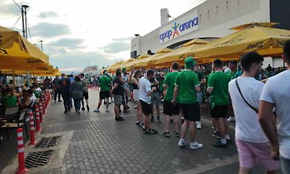 Μαζί Έλληνες και Ιρλανδοί φίλαθλοι έξω από την OPAP Arena! (pics)