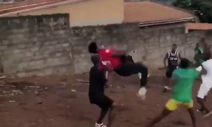 Έκανε ανάποδο… ψαλιδάκι σε χωμάτινο γήπεδο ο Εμπίντ με φανέλα Πογκμπά!