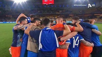 Οι πανηγυρισμοί παικτών και Πογέτ μετά τη νίκη της Ελλάδας κόντρα στην Ιρλανδία