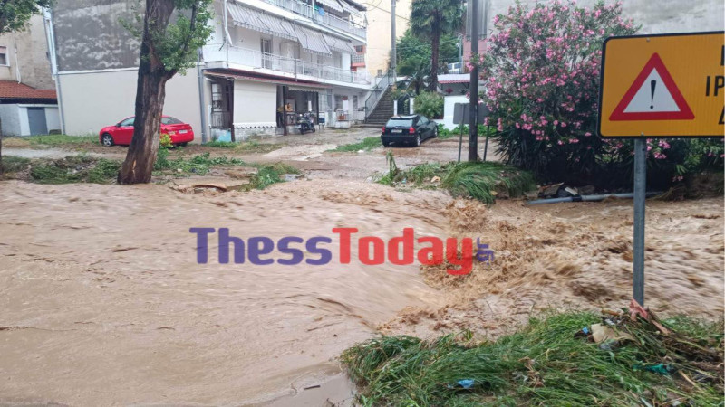 Χτυπά τη Θεσσαλονίκη η κακοκαιρία - Ζημιές σε σπίτια