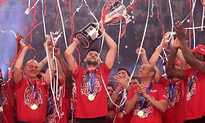 Οι πανηγυρισμοί, η αποθέωση και η στέψη του πρωταθλητή: Η «ερυθρόλευκη» παρακάμερα της φιέστας!