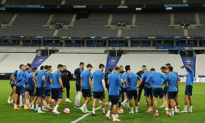 Εθνική: Το δίλημμα στην επίθεση και το ενδεχόμενο να ξεκινήσει με δύο αμυντικά χαφ κόντρα στη Γαλλία