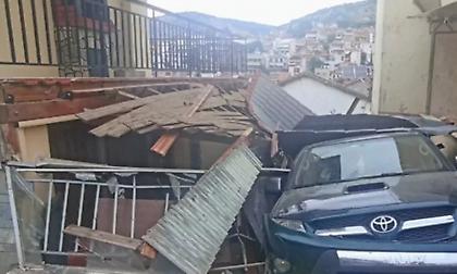 Θεσσαλονίκη: Αυτοκίνητο έπεσε σε αυλή σπιτιού στο Ασβεστοχώρι