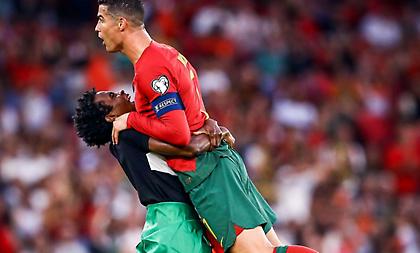 Οπαδός εισέβαλε στο γήπεδο, έπεσε στα πόδια του Ρονάλντο και μετά τον σήκωσε στον αέρα!