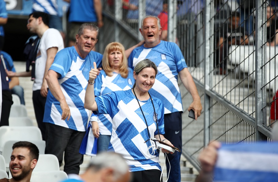 Γαλλία-Ελλάδα: Φωτογραφίες Ελλήνων στο Σταντ ντε Φρανς