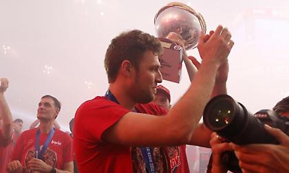 Συγκινητικό μήνυμα Βεζένκοφ στον κόσμο του Ολυμπιακού: «Μαζί κλάψαμε, μαζί παλέψαμε και κερδίσαμε»!