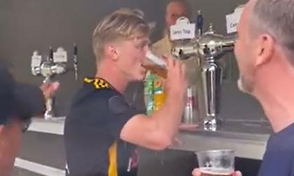 Σκόραρε και το πανηγύρισε πίνοντας μπίρα