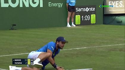 Ο Μπαρέρ γλίστρησε, έπεσε, σηκώθηκε και πήρε τον πόντο απέναντι στον Τσιτσιπά!