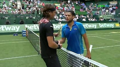 Τα highlights από τη δύσκολη νίκη του Τσιτσιπά στον 1ο γύρο του Χάλε