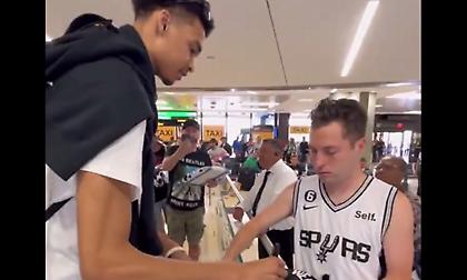 Πανζουρλισμός στην άφιξη του Γουεμπανιάμα στις ΗΠΑ - Υπέγραψε δεκάδες φανέλες των Σπερς!