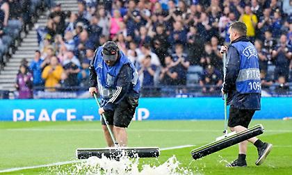 Βγήκαν… οι σκούπες στο «Hampden Park», προσωρινή διακοπή λόγω πλημμύρας στο Σκωτία-Γεωργία!