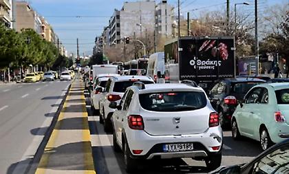 Αυξημένη κίνηση στους δρόμους - Πού παρατηρούνται προβλήματα