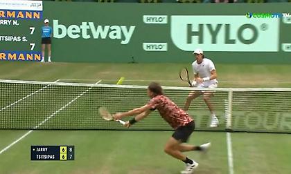 Έχασε το πρώτο σετ στο τάι-μπρέικ από τον Τζάρι ο Τσιτσιπάς