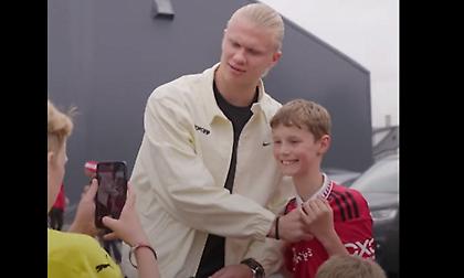 Ο Χάαλαντ έκρυψε το σήμα της Γιουνάιτεντ σε φωτογραφία με πιτσιρικά: «Άλλαξε φανέλα»!