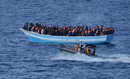 Ακυβέρνητο σκάφος με 50 μετανάστες σε διεθνή χωρικά ύδατα στην κεντρική Μεσόγειο