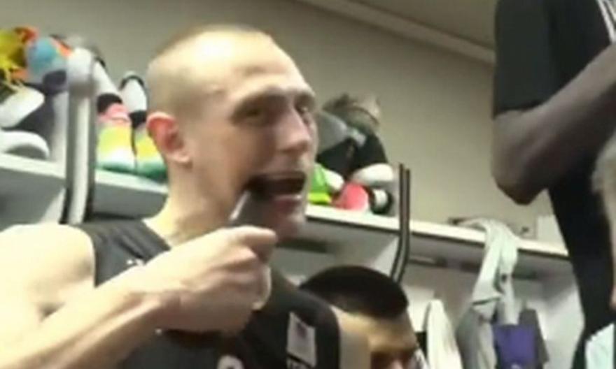 Σμάιλαγιτς: Άνοιξε μπουκάλι μπίρας με τα δόντια