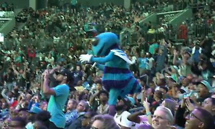 Ξενερωμένη η μασκότ των Χόρνετς για την επιλογή της ομάδας στο Νο.2 του Draft!