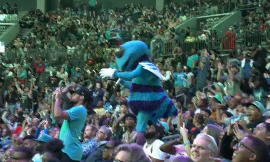 Χόρνετς: Ξενερωμένη η μασκότ για την επιλογή στο Draft